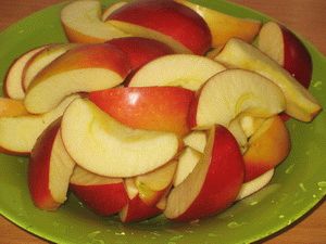 порезать яблоки на восемь долек